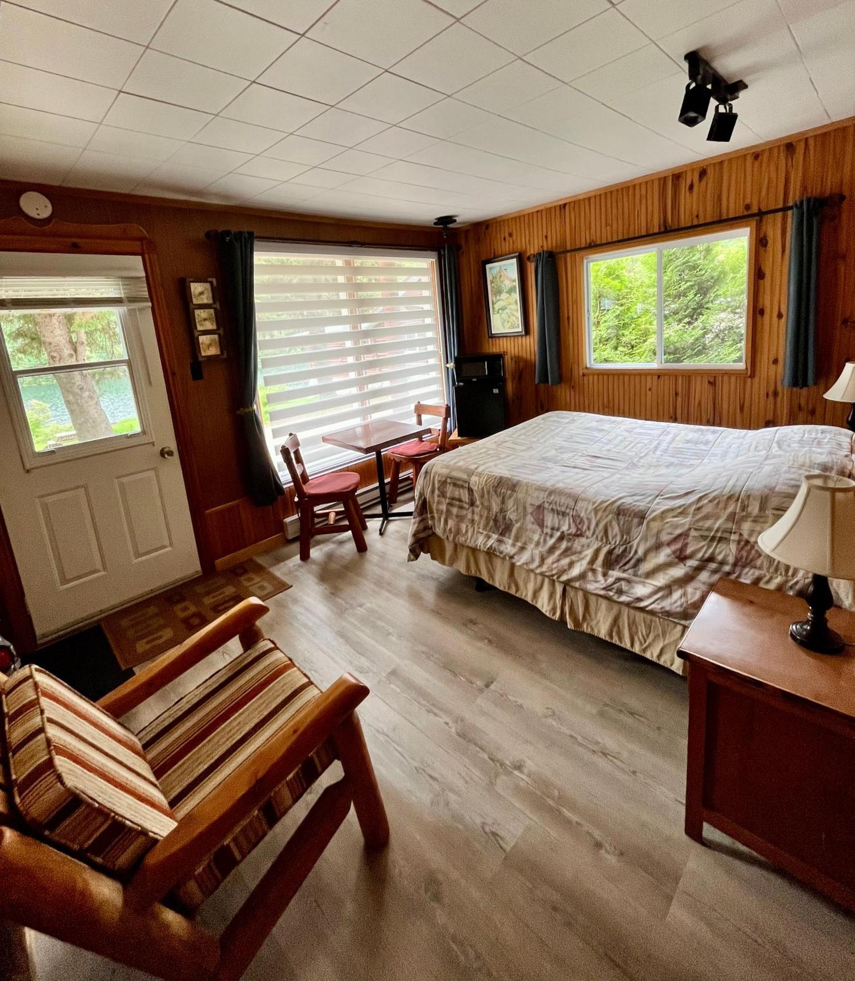 Kan-A-Mouche Pourvoirie Auberge Et Chalets Saint-Michel エクステリア 写真