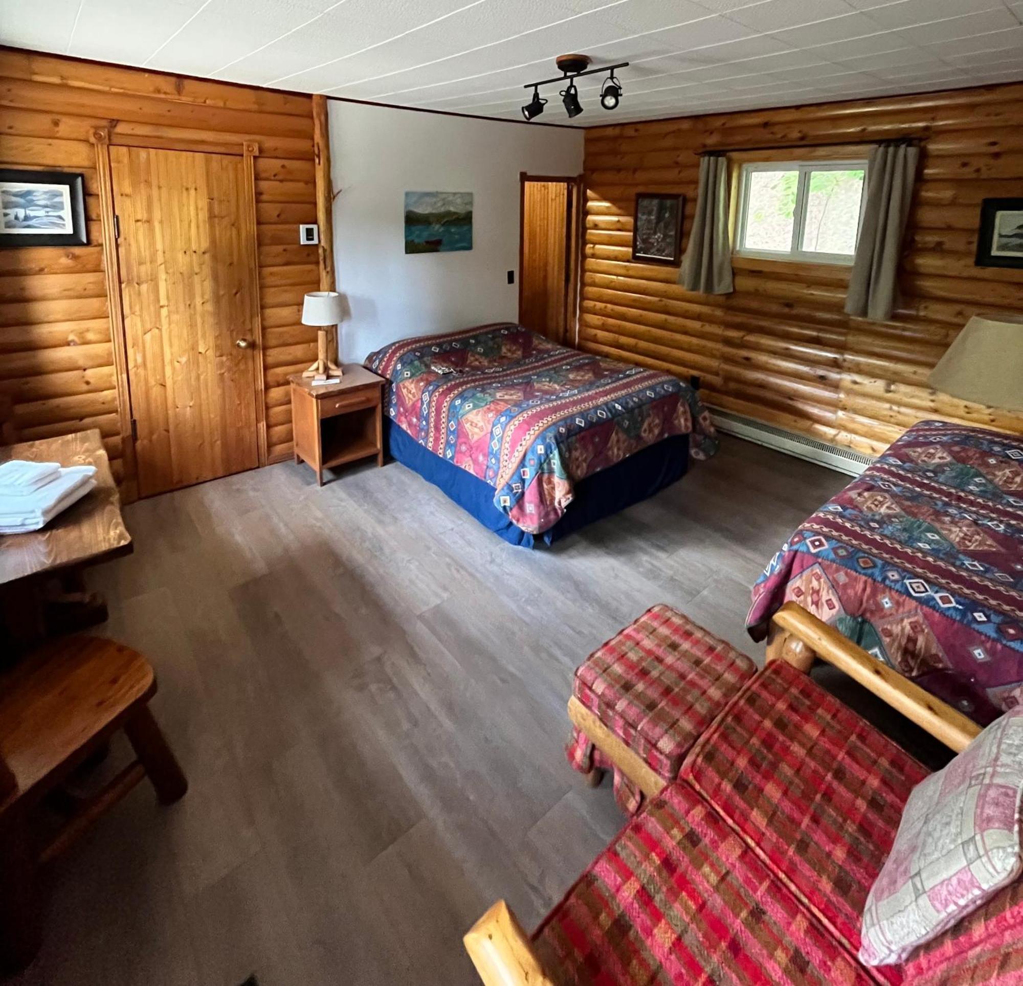Kan-A-Mouche Pourvoirie Auberge Et Chalets Saint-Michel エクステリア 写真