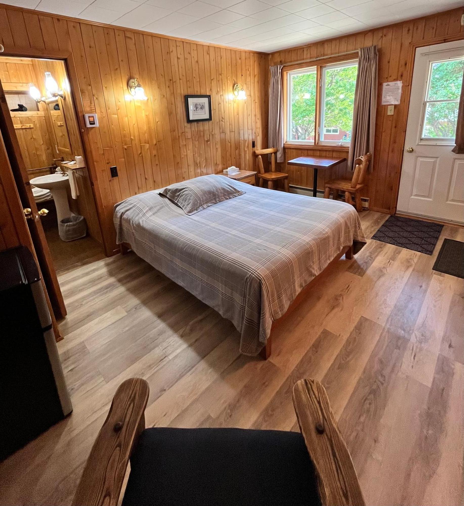 Kan-A-Mouche Pourvoirie Auberge Et Chalets Saint-Michel エクステリア 写真