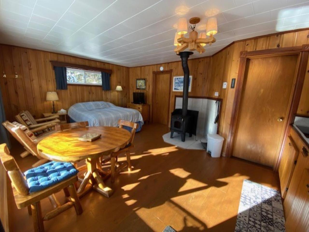 Kan-A-Mouche Pourvoirie Auberge Et Chalets Saint-Michel エクステリア 写真