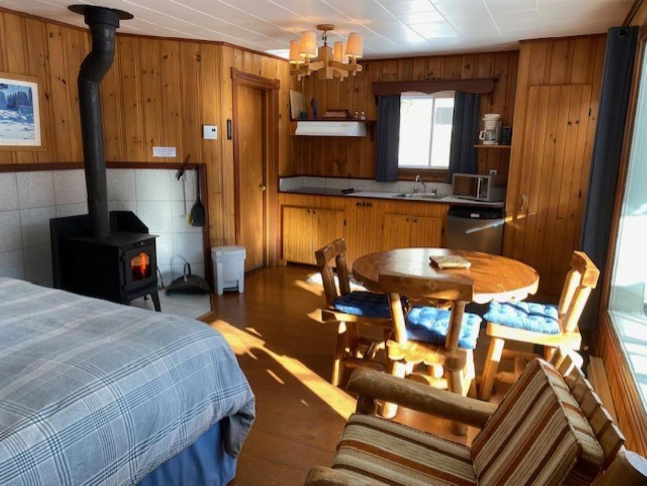 Kan-A-Mouche Pourvoirie Auberge Et Chalets Saint-Michel エクステリア 写真
