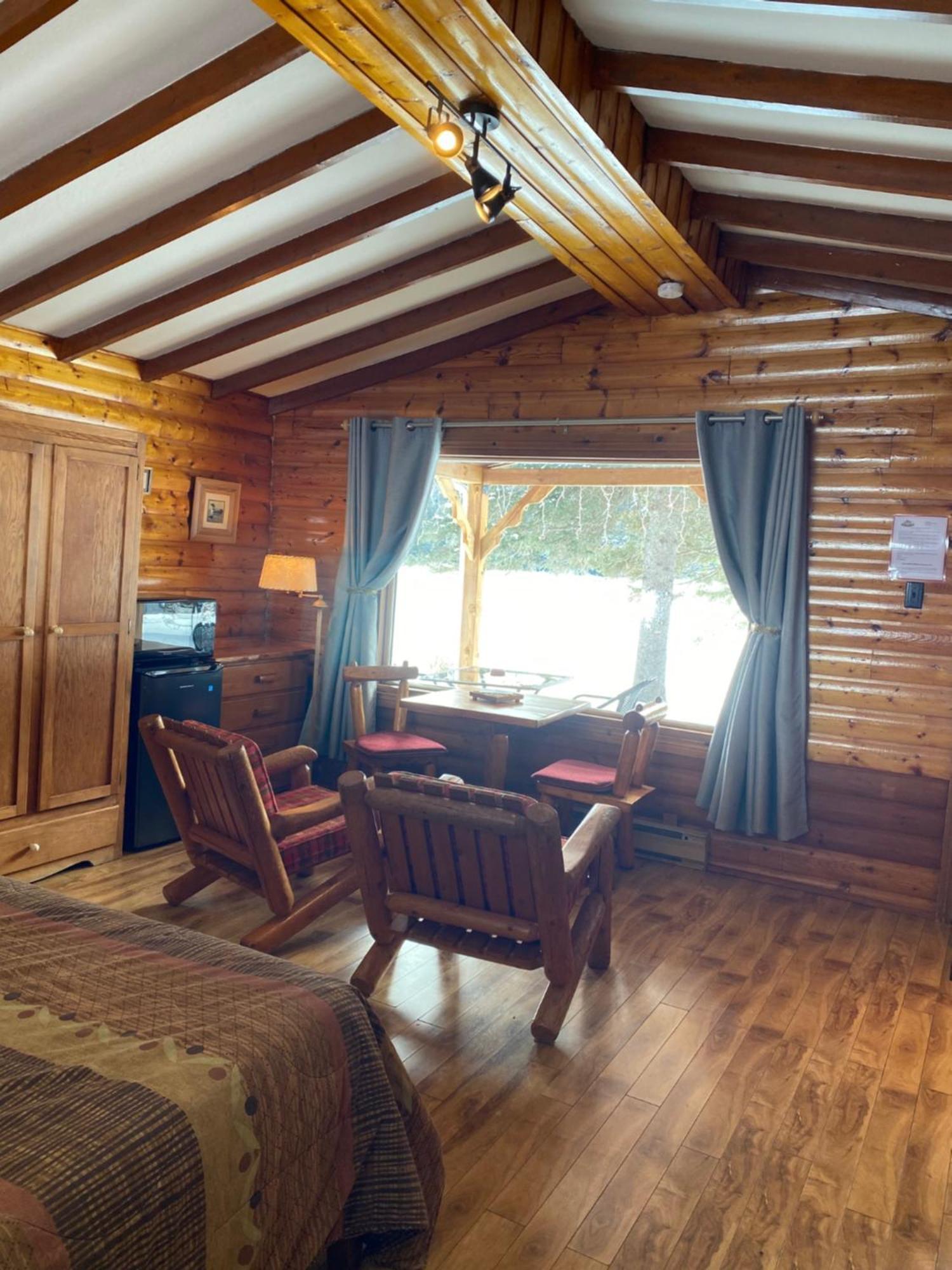 Kan-A-Mouche Pourvoirie Auberge Et Chalets Saint-Michel 部屋 写真