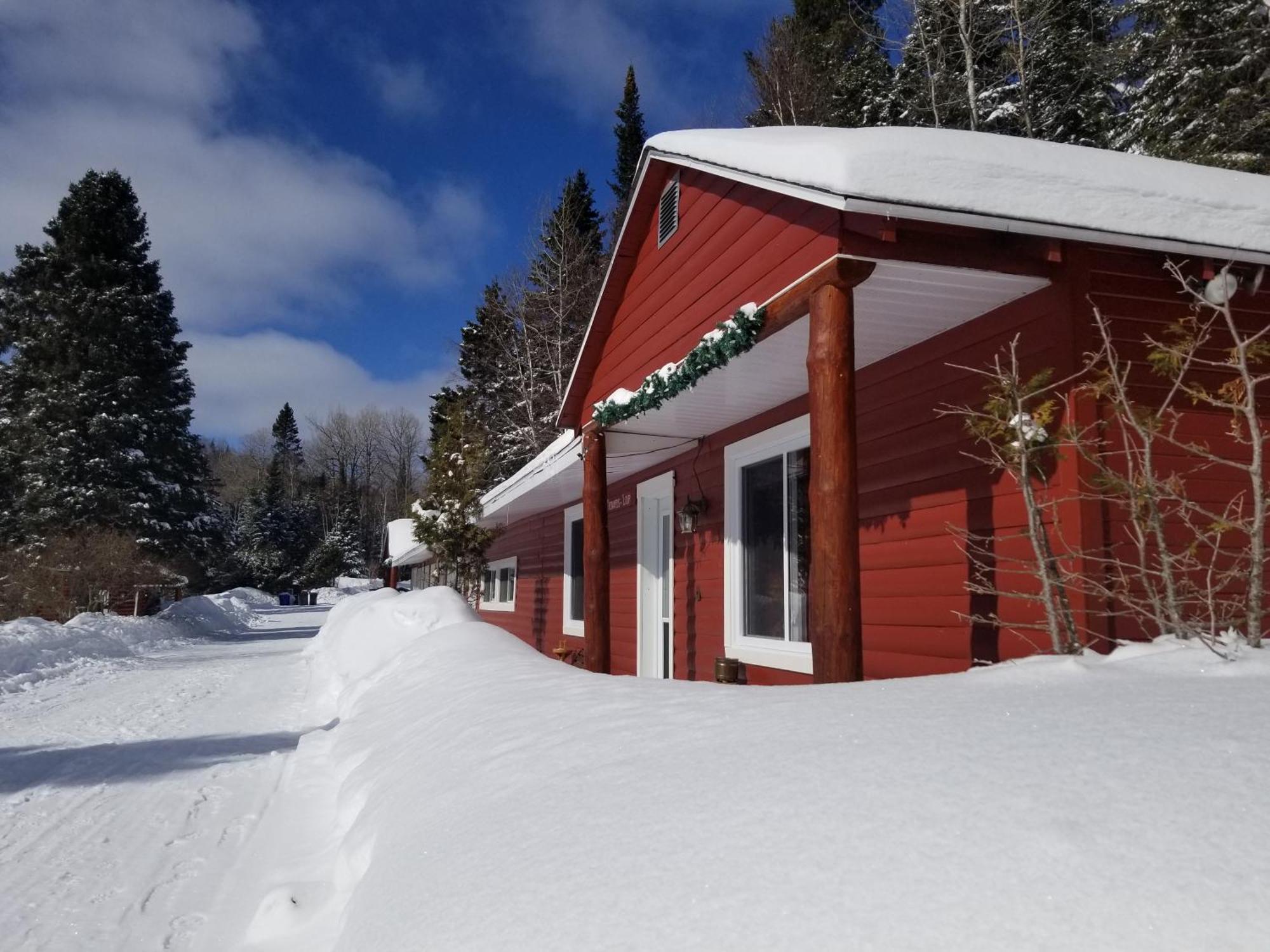 Kan-A-Mouche Pourvoirie Auberge Et Chalets Saint-Michel エクステリア 写真