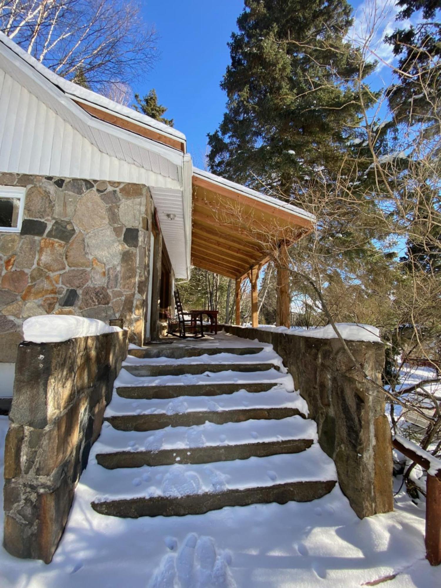 Kan-A-Mouche Pourvoirie Auberge Et Chalets Saint-Michel エクステリア 写真