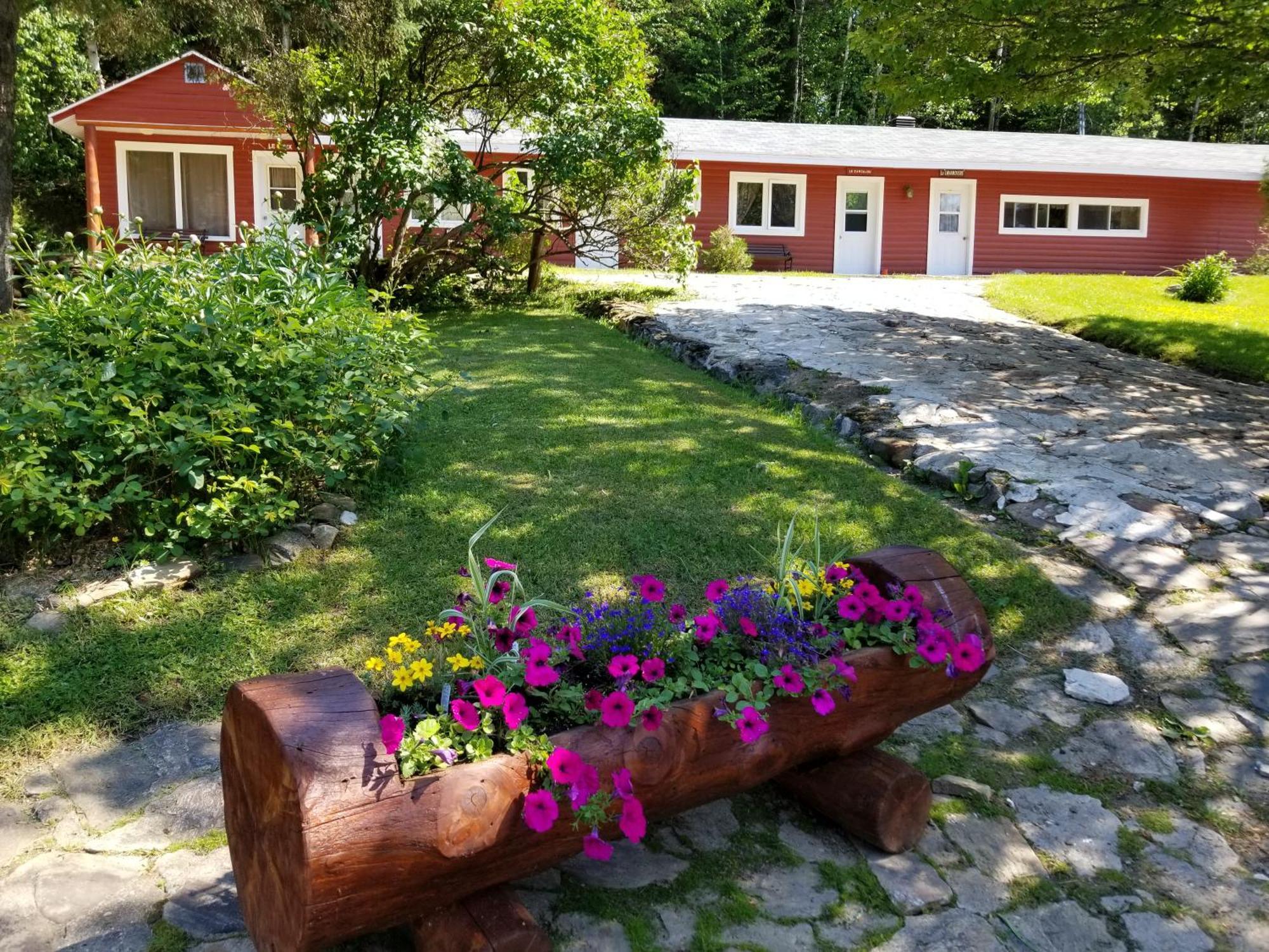 Kan-A-Mouche Pourvoirie Auberge Et Chalets Saint-Michel エクステリア 写真