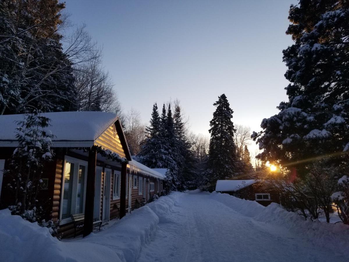Kan-A-Mouche Pourvoirie Auberge Et Chalets Saint-Michel エクステリア 写真